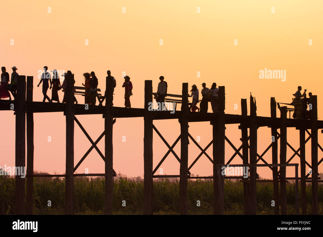 Silhouette bei Sonnenuntergang am U Bein Brücke, Mandalay, Myanmar Stockfoto