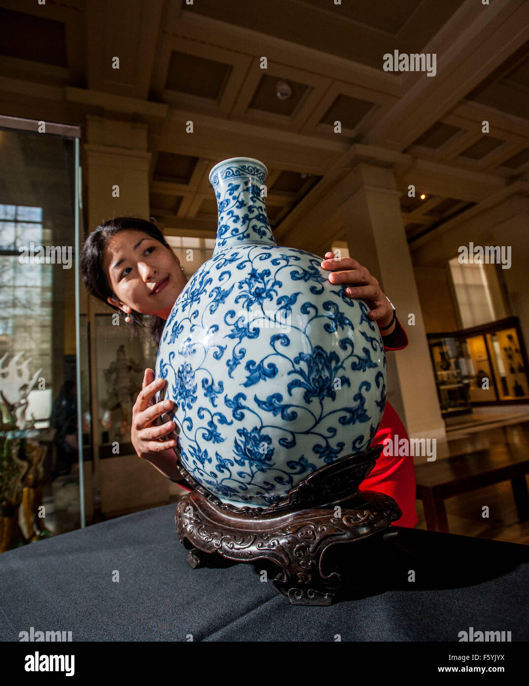 Yu-Ping Luk Projekt Kurator und Ming-Porzellan-Fläschchen mit unterglasur Blau Dekoration gemalt Stockfoto