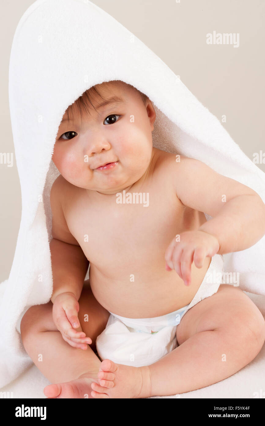 Susse Asiatische Baby Sitzen Mit Einem Handtuch Uber Dem Kopf Er