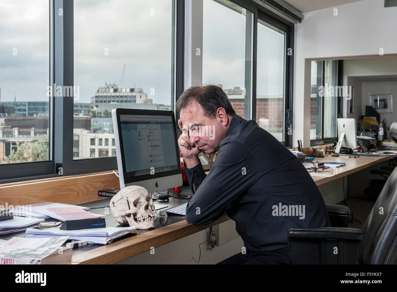 Autor Anthony Horowitz am Schreibtisch in seinem Büro zu Hause Stockfoto
