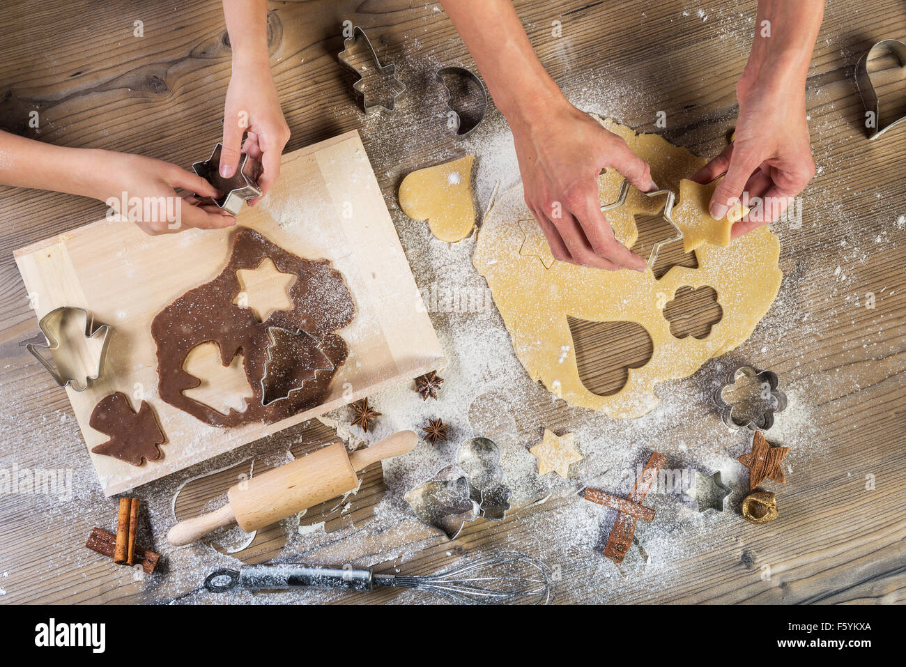 Weihnachtsbäckerei, Mutter und Tochter zusammen gemacht Stockfoto