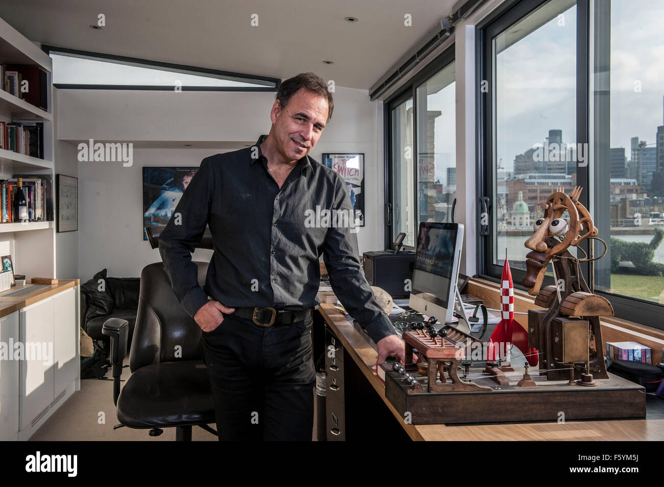 Autor Anthony Horowitz am Schreibtisch in seinem Büro zu Hause Stockfoto