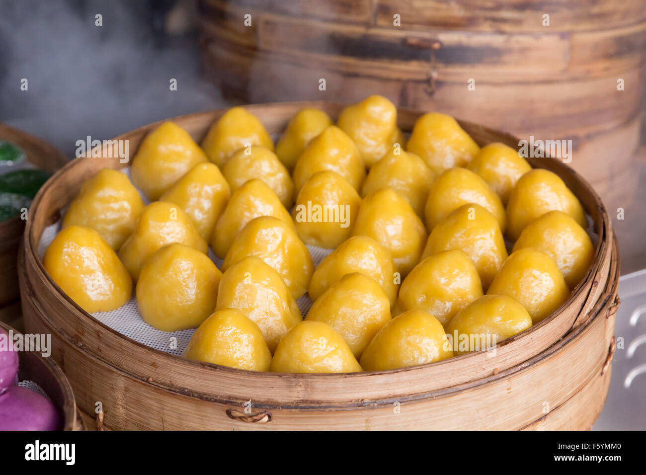 Chinesische traditionelle Speisen bei Ausflügen die antike Stadt in Chongqing Stockfoto