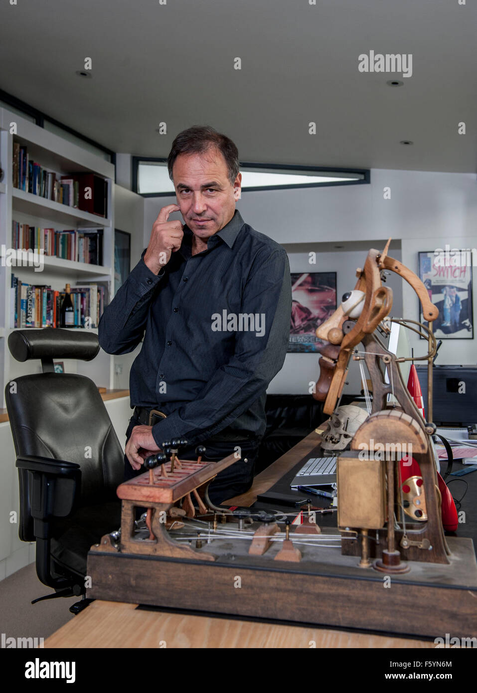 Autor Anthony Horowitz am Schreibtisch in seinem Büro zu Hause Stockfoto