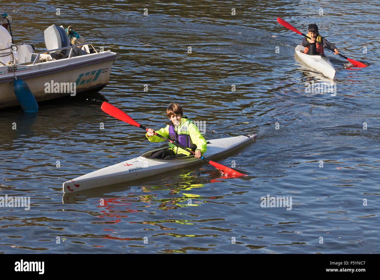 Richmond nach Themse lernen, am Fluss Kajak Stockfoto