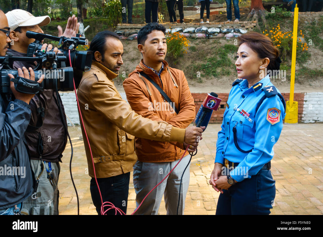 Kathmandu, Nepal. 10. November 2015. Ein Polizist wird während der Kukur Tihar im zentralen Polizeihund Training School (CPDTS) in Maharajgunj interviewt. Bildnachweis: Dutourdumonde/Alamy Live-Nachrichten Stockfoto