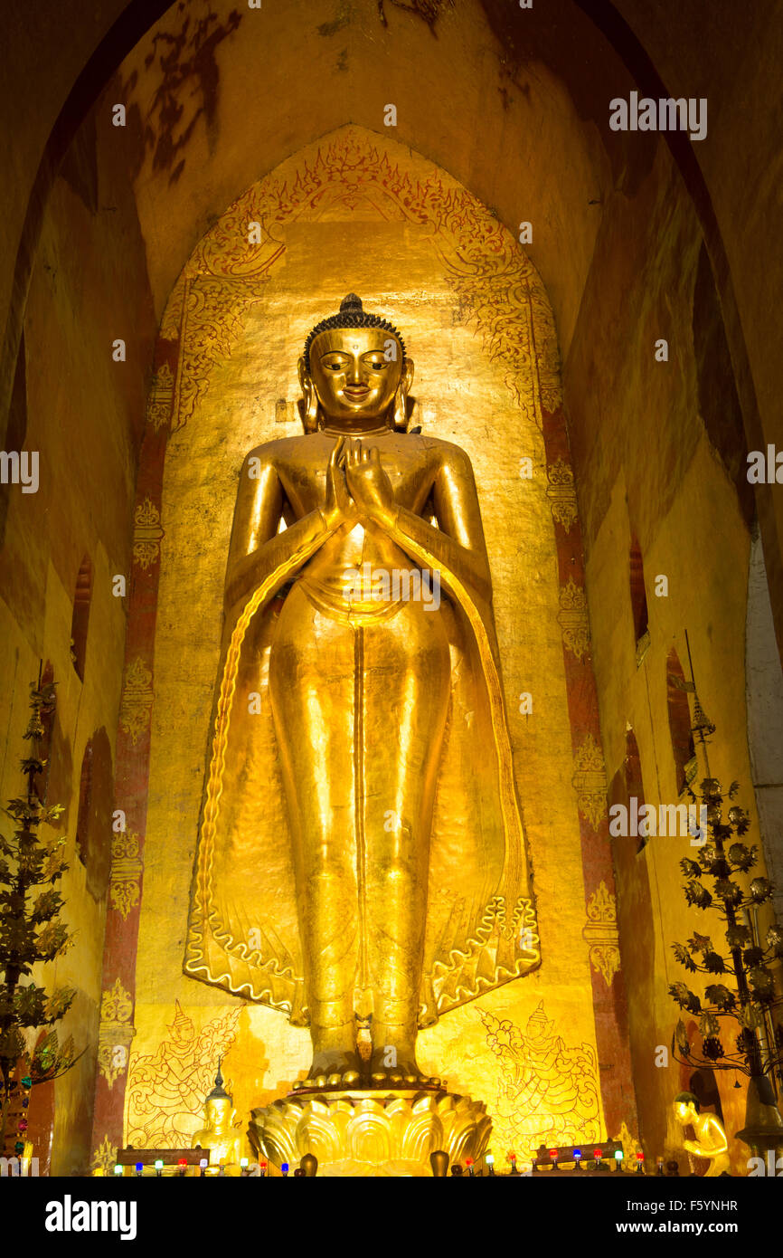 Buddha-Statue in Ananda Tempel in Bagan, Myanmar. Stockfoto