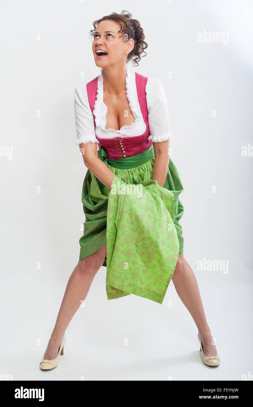 Frau mittleren Alters, die Ihre Dirndlrock in den Händen halten Stockfoto Frau mittleren Alters, die Ihre Dirndlrock in den Händen halten Stockfoto