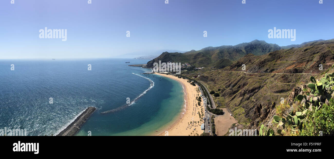 Panorama Blick aufs Meer - Strand, Küste, Meer und blauer Himmel Stockfoto