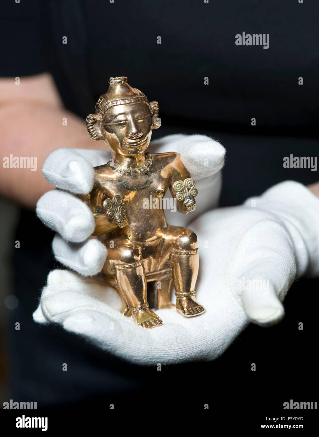 Über El Dorado: Kraft und Gold im alten Kolumbien Herbst zeigen im British Museum. Sitzende weibliche Poporo, Quimbaya, Stockfoto