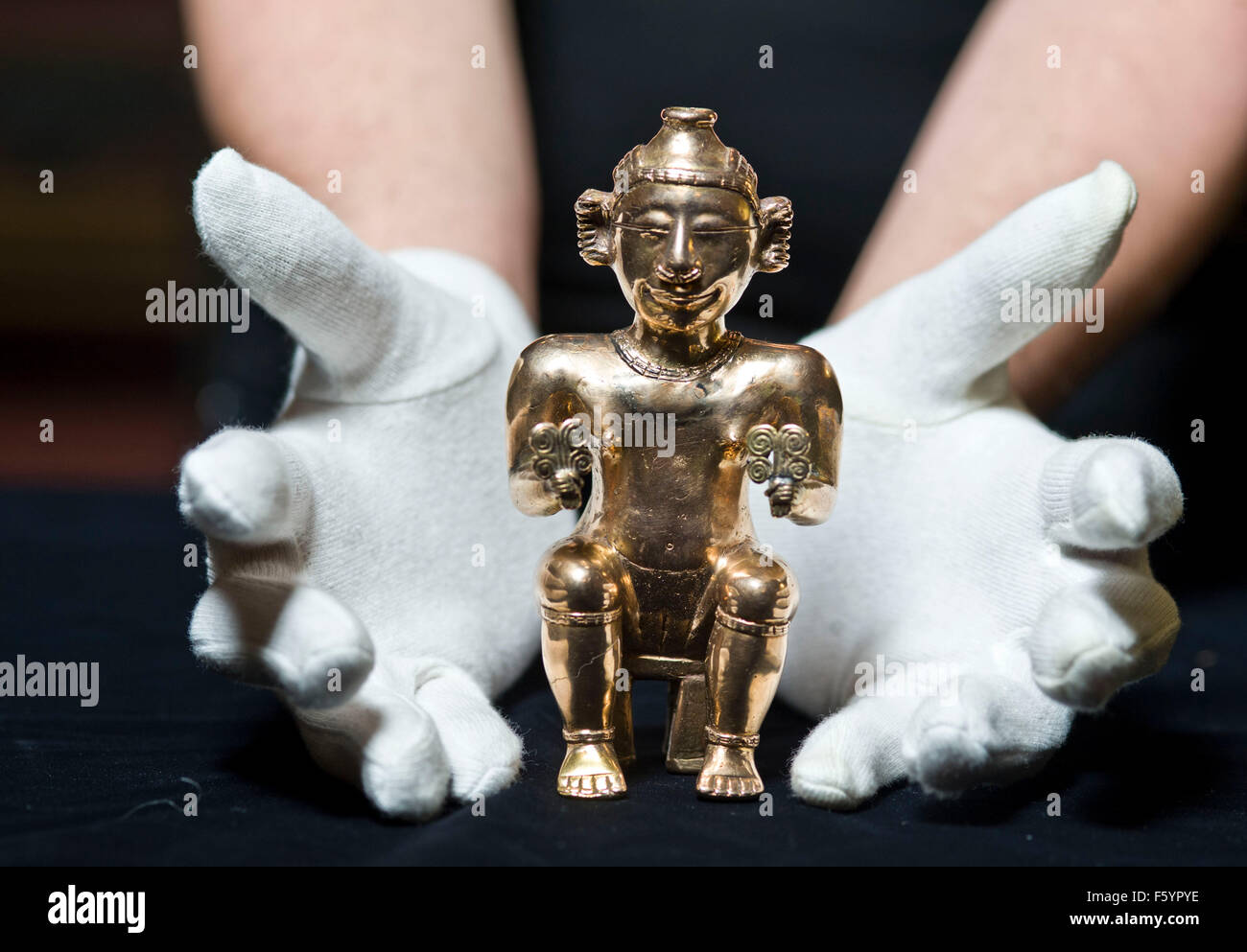 Über El Dorado: Kraft und Gold im alten Kolumbien Herbst zeigen im British Museum. Sitzende weibliche Poporo, Quimbaya, Stockfoto