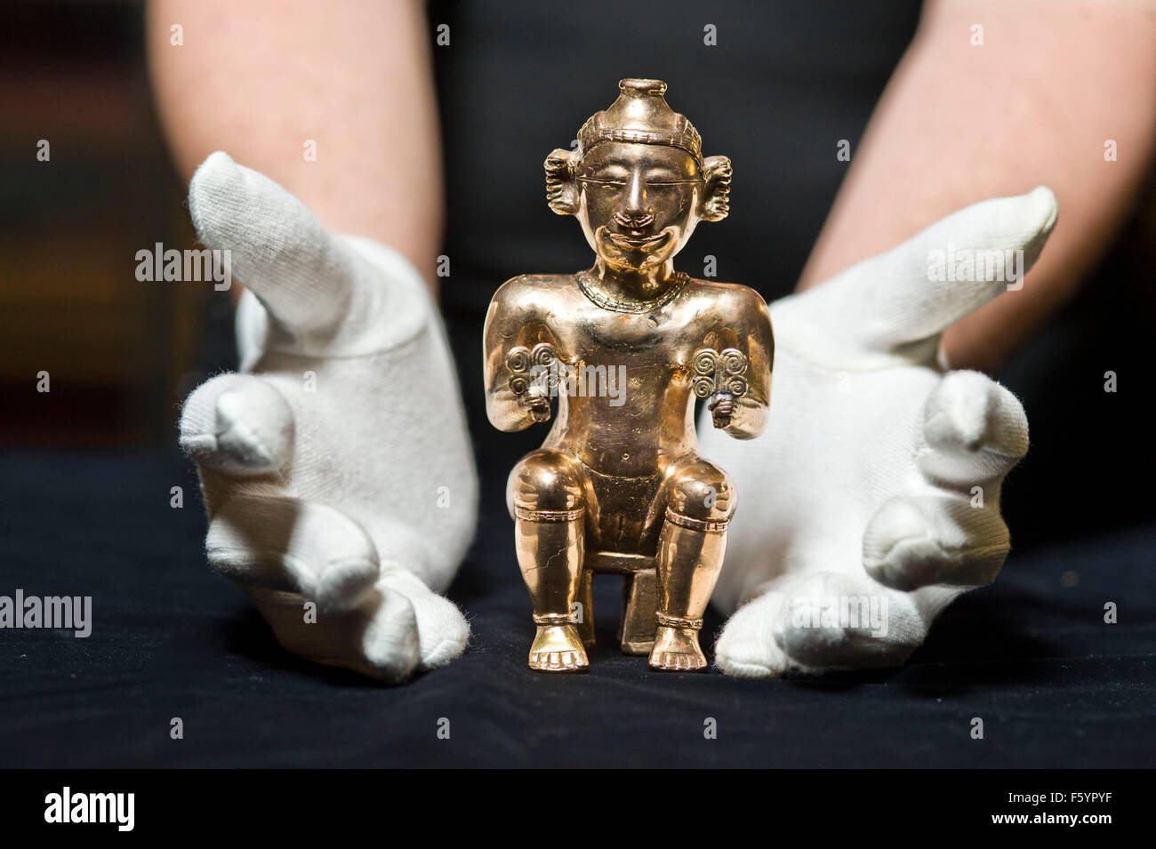 Über El Dorado: Kraft und Gold im alten Kolumbien Herbst zeigen im British Museum. Sitzende weibliche Poporo, Quimbaya, Stockfoto