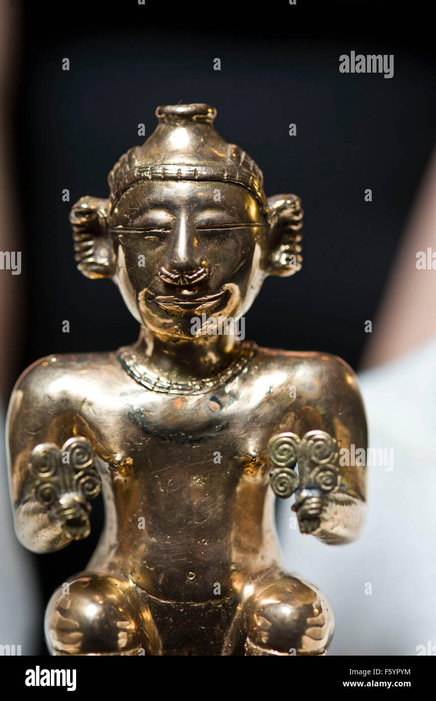 Über El Dorado: Kraft und Gold im alten Kolumbien Herbst zeigen im British Museum. Sitzende weibliche Poporo, Quimbaya, Stockfoto