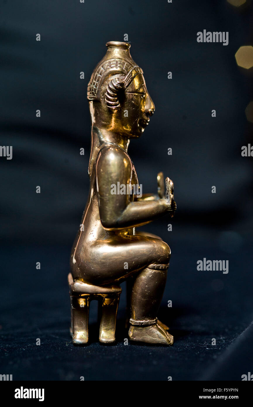 Über El Dorado: Kraft und Gold im alten Kolumbien Herbst zeigen im British Museum. Sitzende weibliche Poporo, Quimbaya, Stockfoto