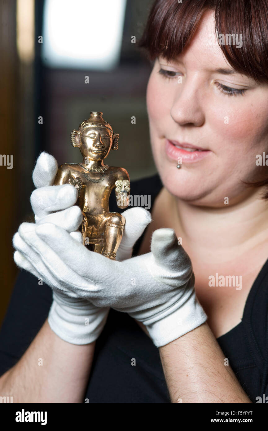 Über El Dorado: Kraft und Gold im alten Kolumbien Herbst zeigen im British Museum. Sitzende weibliche Poporo, Quimbaya, Stockfoto