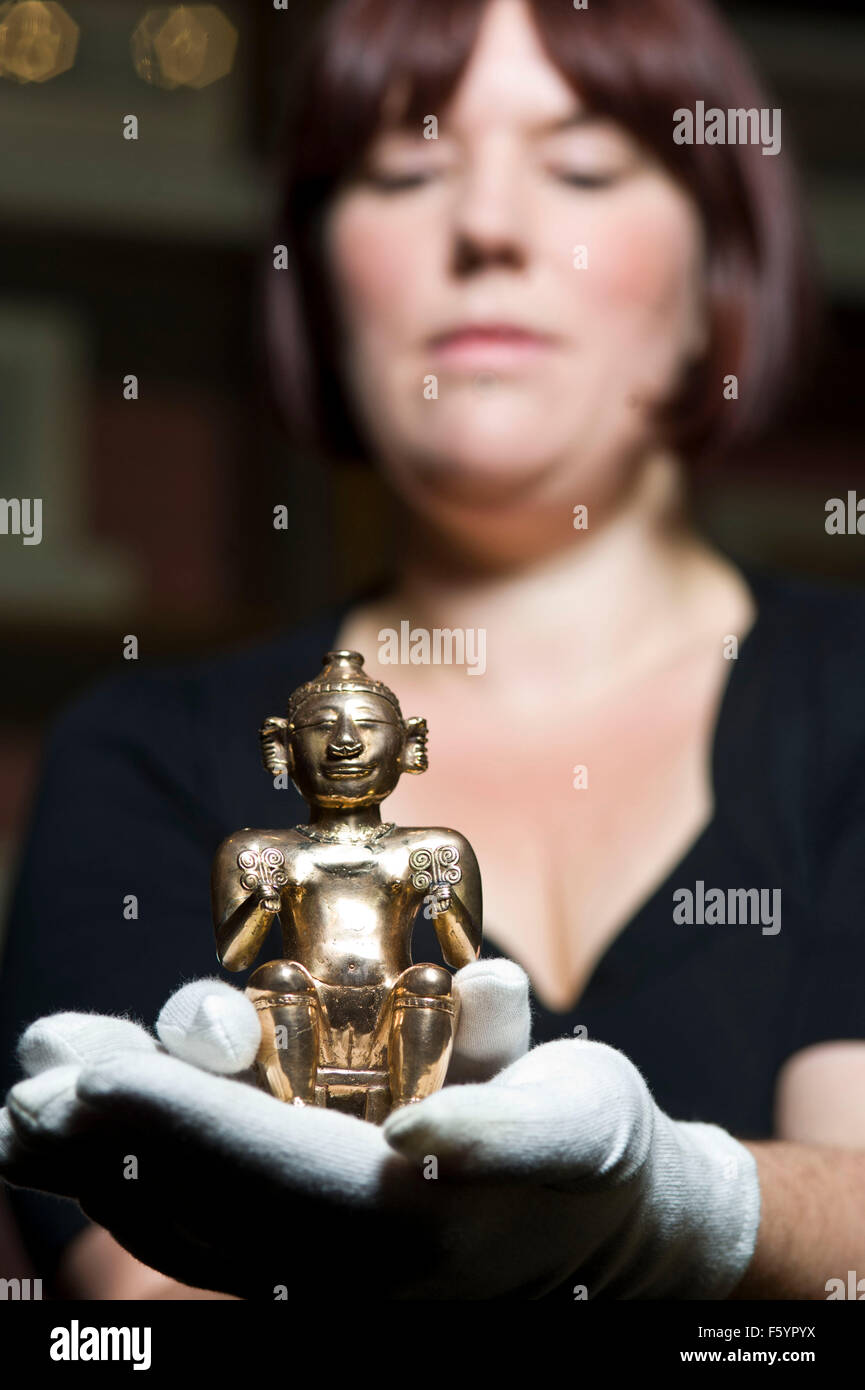 Über El Dorado: Kraft und Gold im alten Kolumbien Herbst zeigen im British Museum. Sitzende weibliche Poporo, Quimbaya, Stockfoto