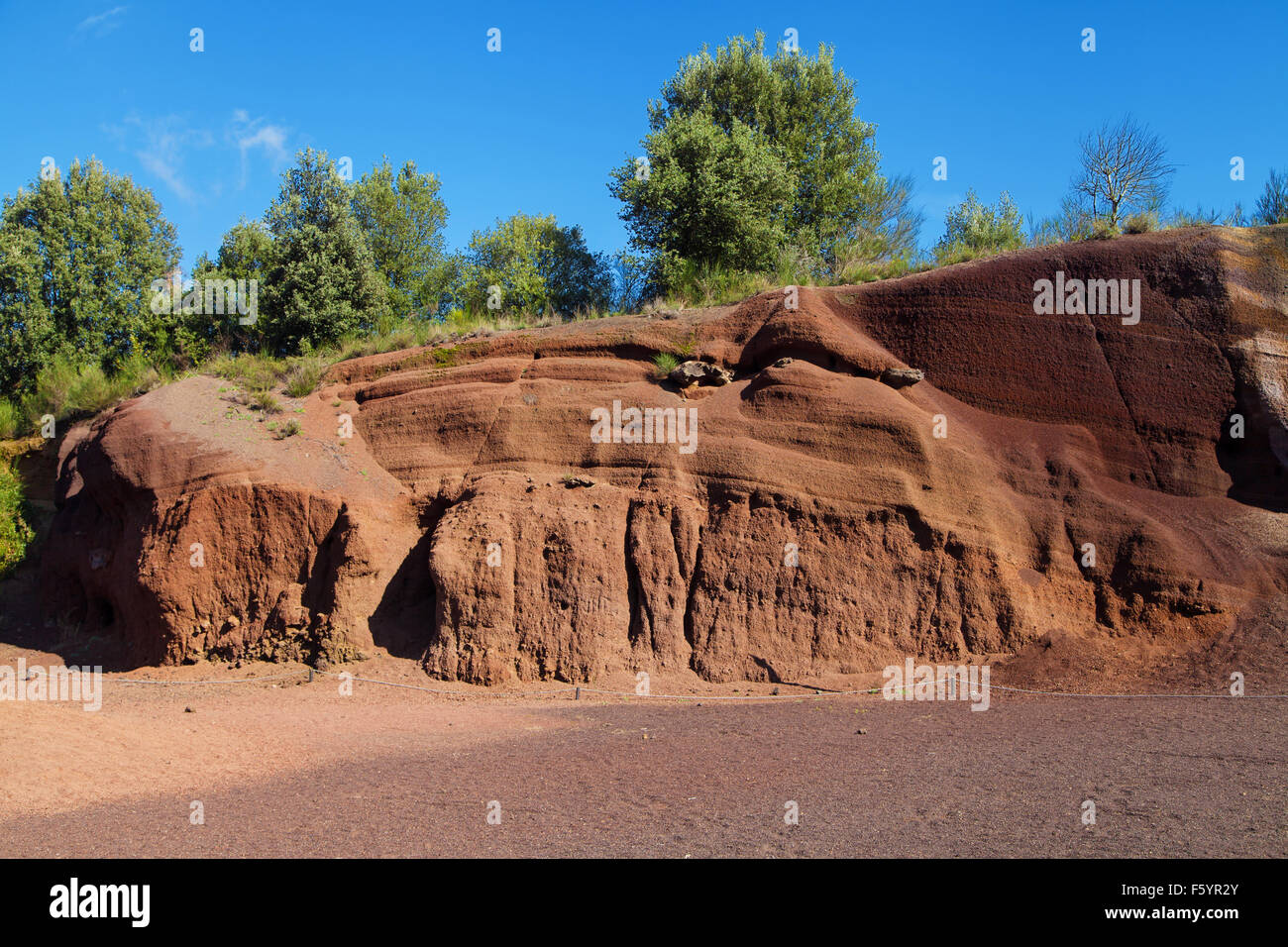 Felsformationen des Vulkans Croscat in La Garrotxa, Girona, Katalonien. Stockfoto