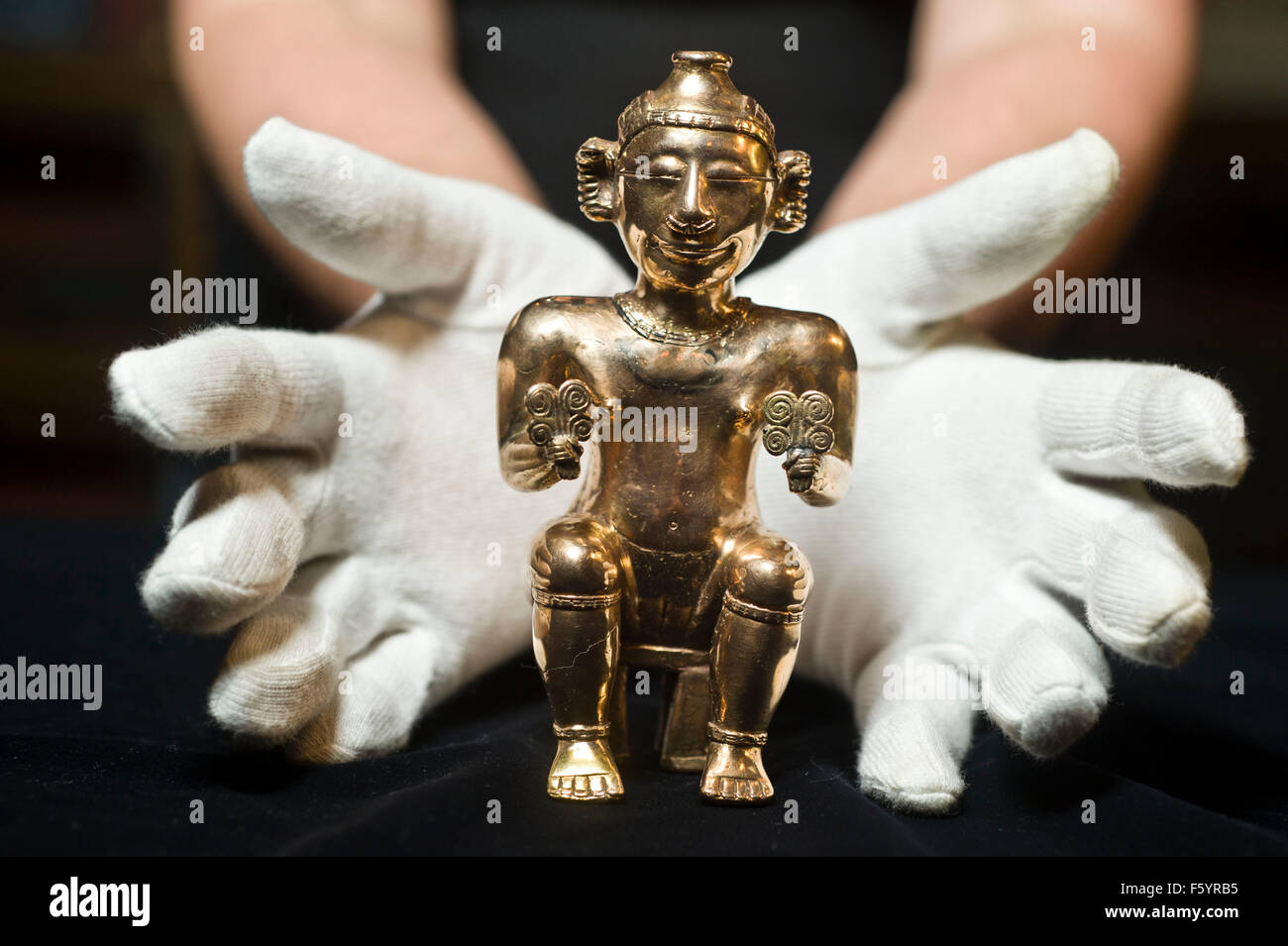 Über El Dorado: Kraft und Gold im alten Kolumbien Herbst zeigen im British Museum. Sitzende weibliche Poporo, Quimbaya, Stockfoto