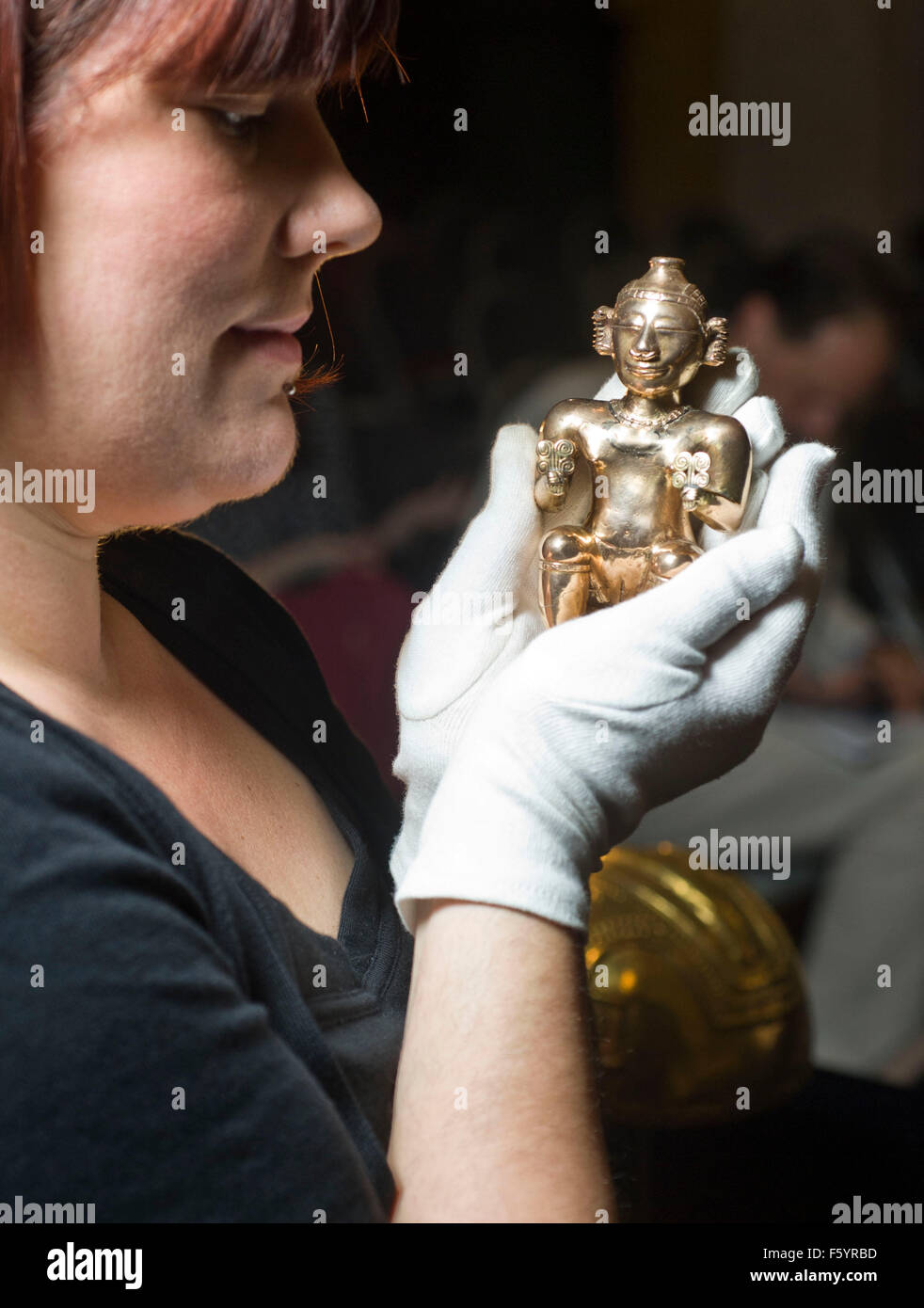 Über El Dorado: Kraft und Gold im alten Kolumbien Herbst zeigen im British Museum. Sitzende weibliche Poporo, Quimbaya, Stockfoto