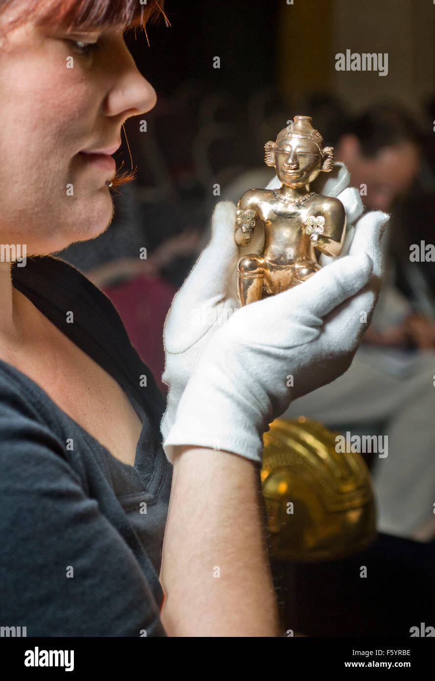 Über El Dorado: Kraft und Gold im alten Kolumbien Herbst zeigen im British Museum. Sitzende weibliche Poporo, Quimbaya, Stockfoto