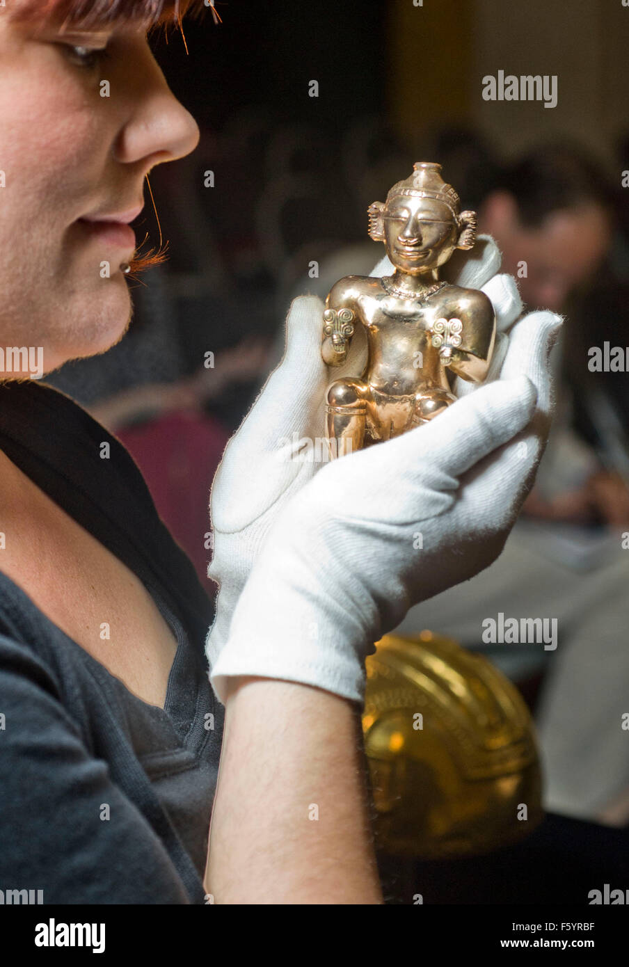 Über El Dorado: Kraft und Gold im alten Kolumbien Herbst zeigen im British Museum. Sitzende weibliche Poporo, Quimbaya, Stockfoto