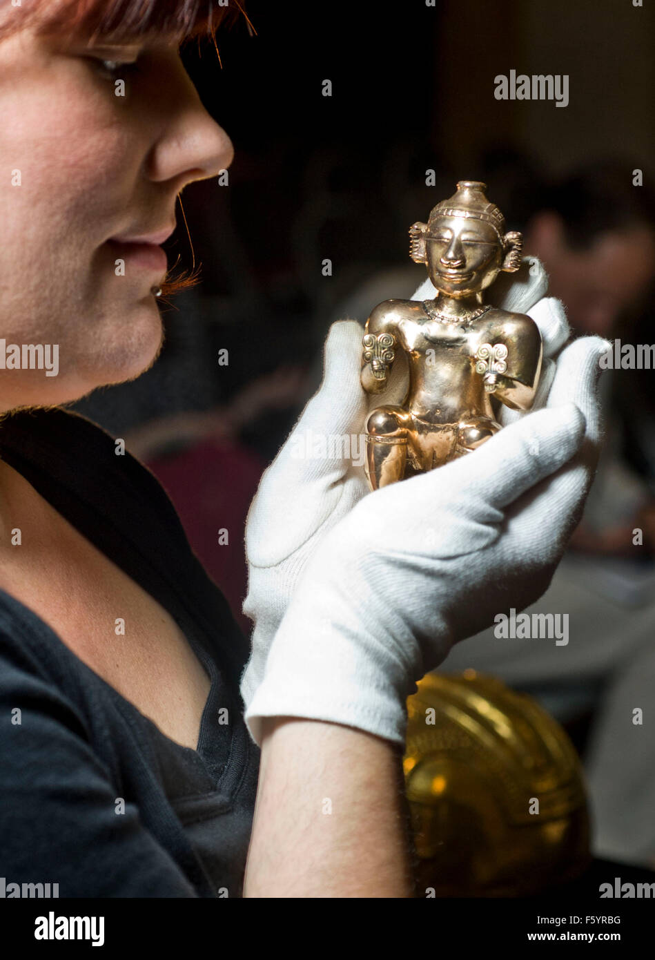Über El Dorado: Kraft und Gold im alten Kolumbien Herbst zeigen im British Museum. Sitzende weibliche Poporo, Quimbaya, Stockfoto