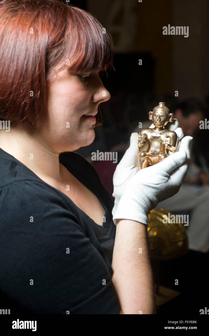 Über El Dorado: Kraft und Gold im alten Kolumbien Herbst zeigen im British Museum. Sitzende weibliche Poporo, Quimbaya, Stockfoto
