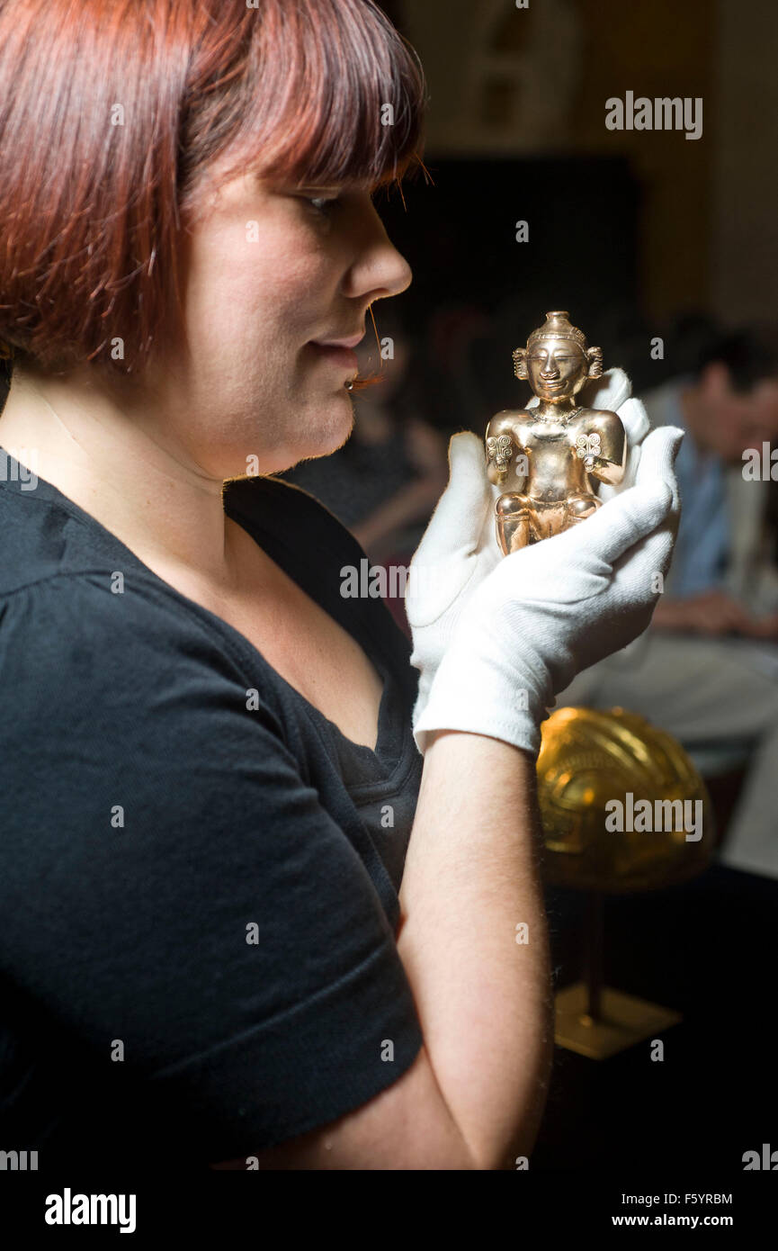 Über El Dorado: Kraft und Gold im alten Kolumbien Herbst zeigen im British Museum. Sitzende weibliche Poporo, Quimbaya, Stockfoto