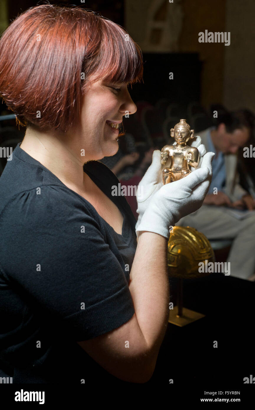 Über El Dorado: Kraft und Gold im alten Kolumbien Herbst zeigen im British Museum. Sitzende weibliche Poporo, Quimbaya, Stockfoto