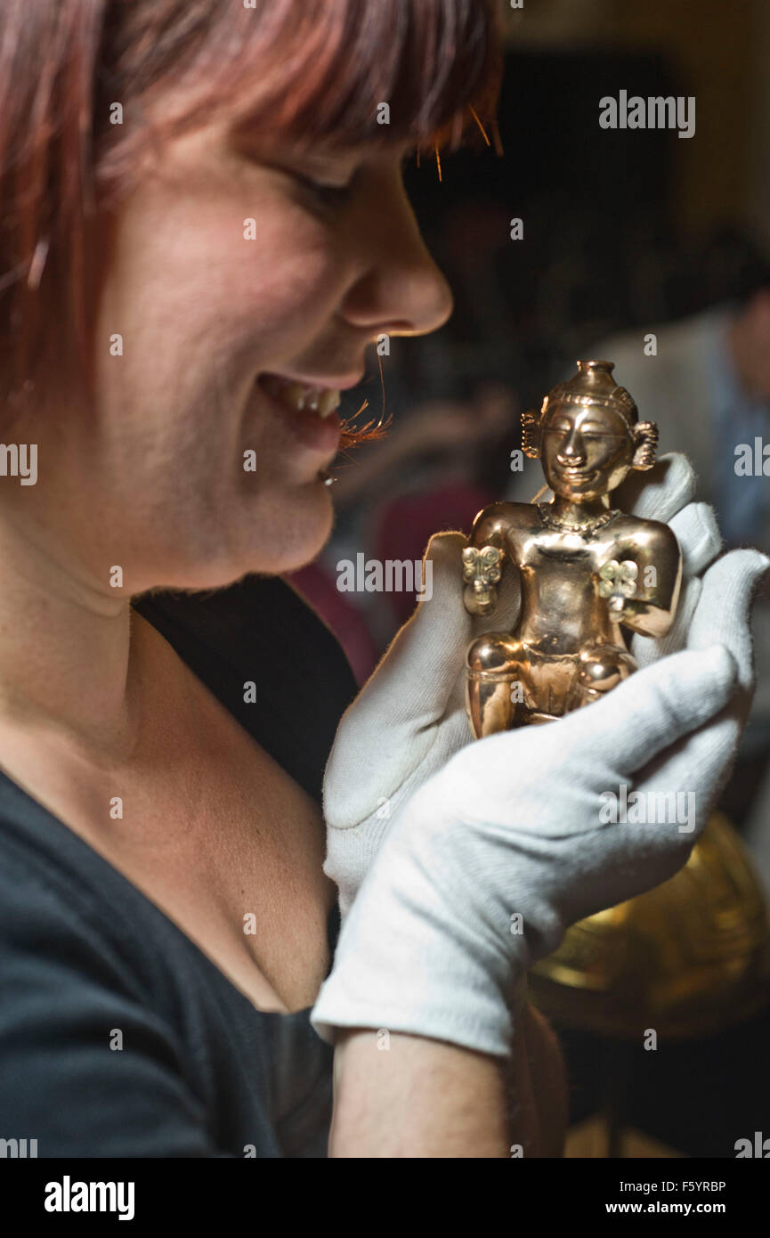 Über El Dorado: Kraft und Gold im alten Kolumbien Herbst zeigen im British Museum. Sitzende weibliche Poporo, Quimbaya, Stockfoto