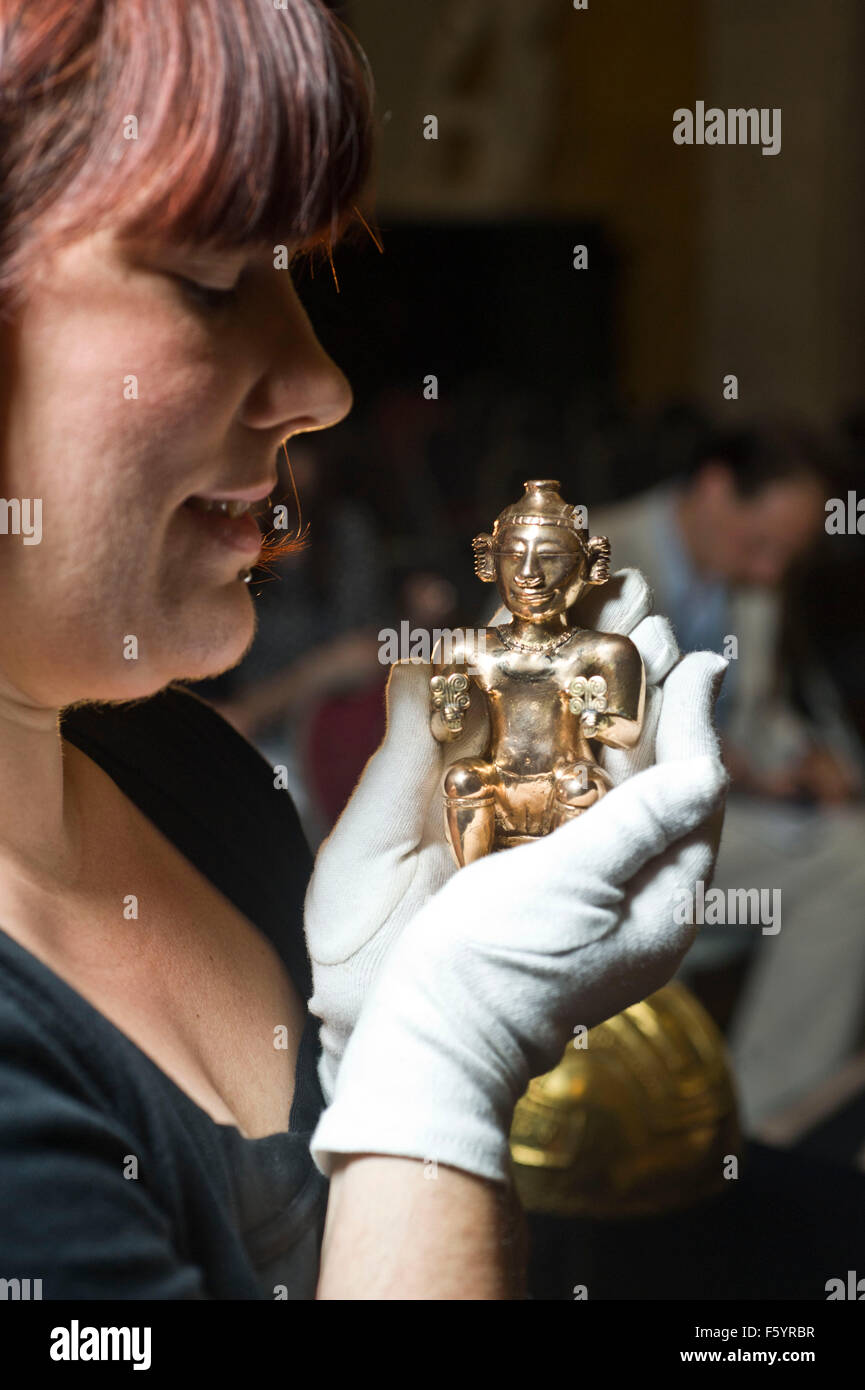 Über El Dorado: Kraft und Gold im alten Kolumbien Herbst zeigen im British Museum. Sitzende weibliche Poporo, Quimbaya, Stockfoto