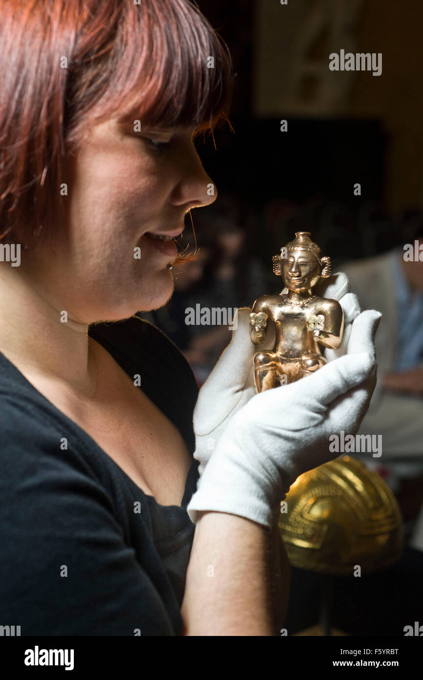 Über El Dorado: Kraft und Gold im alten Kolumbien Herbst zeigen im British Museum. Sitzende weibliche Poporo, Quimbaya, Stockfoto