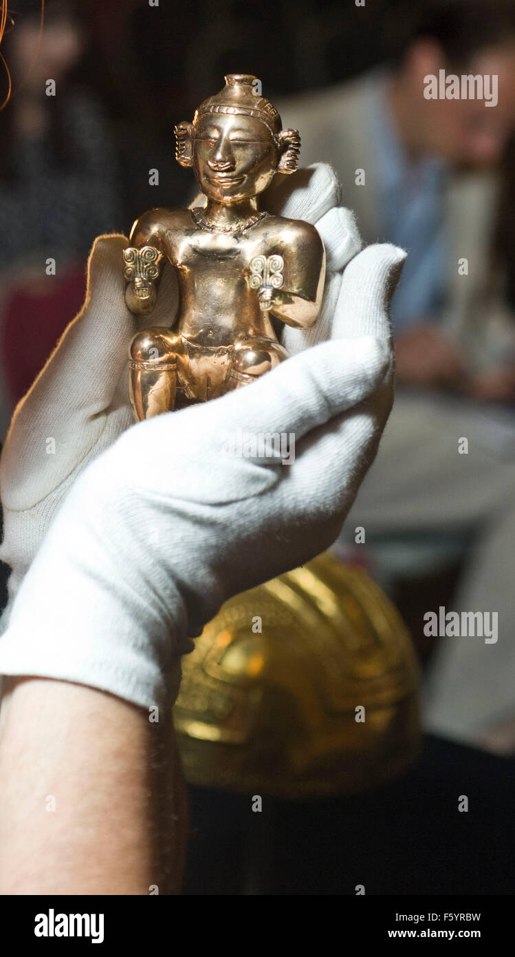 Über El Dorado: Kraft und Gold im alten Kolumbien Herbst zeigen im British Museum. Sitzende weibliche Poporo, Quimbaya, Stockfoto
