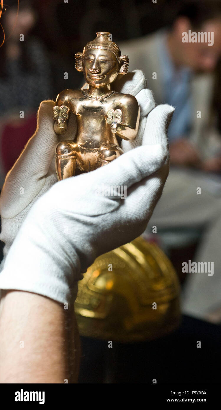 Über El Dorado: Kraft und Gold im alten Kolumbien Herbst zeigen im British Museum. Sitzende weibliche Poporo, Quimbaya, Stockfoto