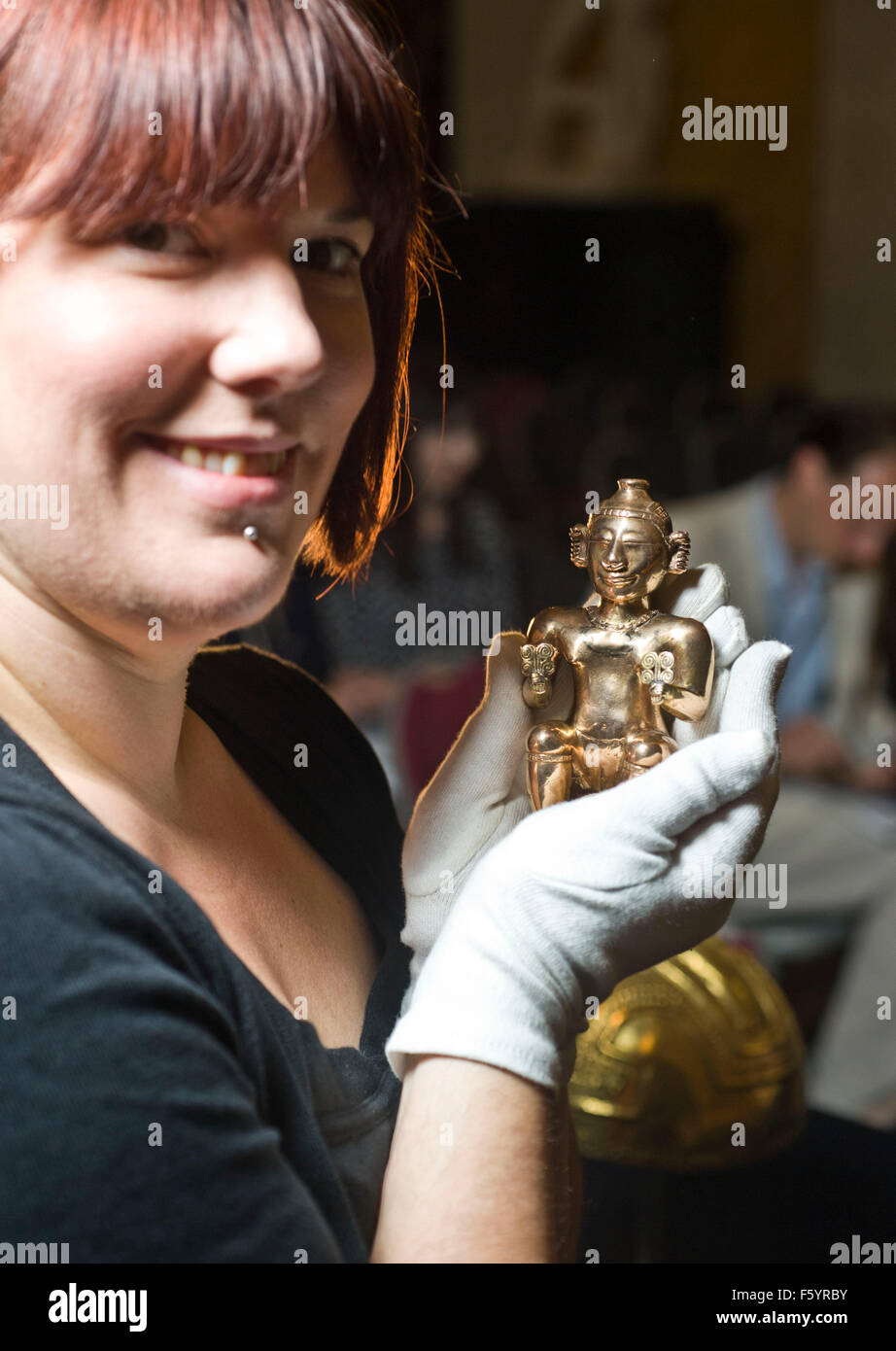 Über El Dorado: Kraft und Gold im alten Kolumbien Herbst zeigen im British Museum. Sitzende weibliche Poporo, Quimbaya, Stockfoto