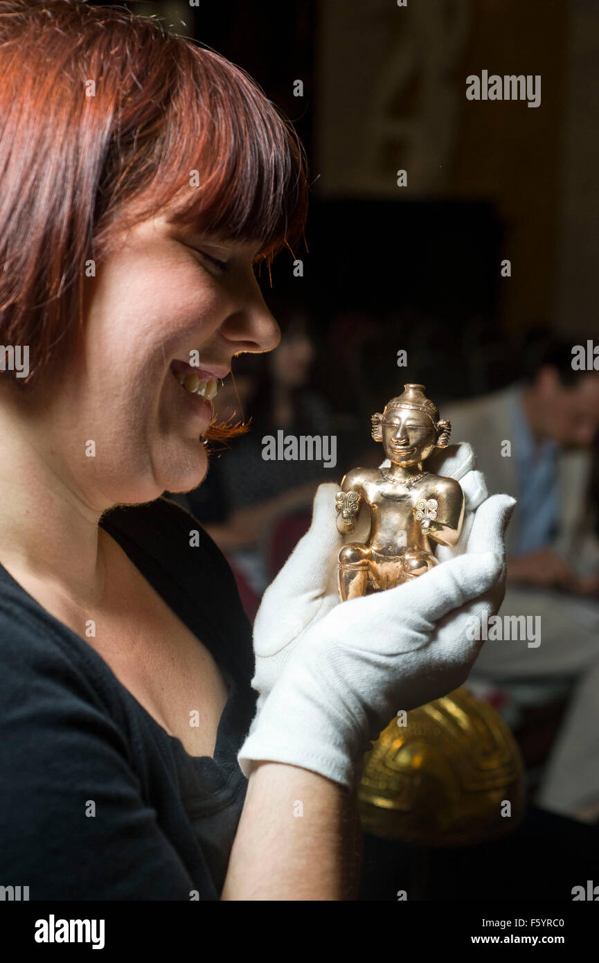 Über El Dorado: Kraft und Gold im alten Kolumbien Herbst zeigen im British Museum. Sitzende weibliche Poporo, Quimbaya, Stockfoto