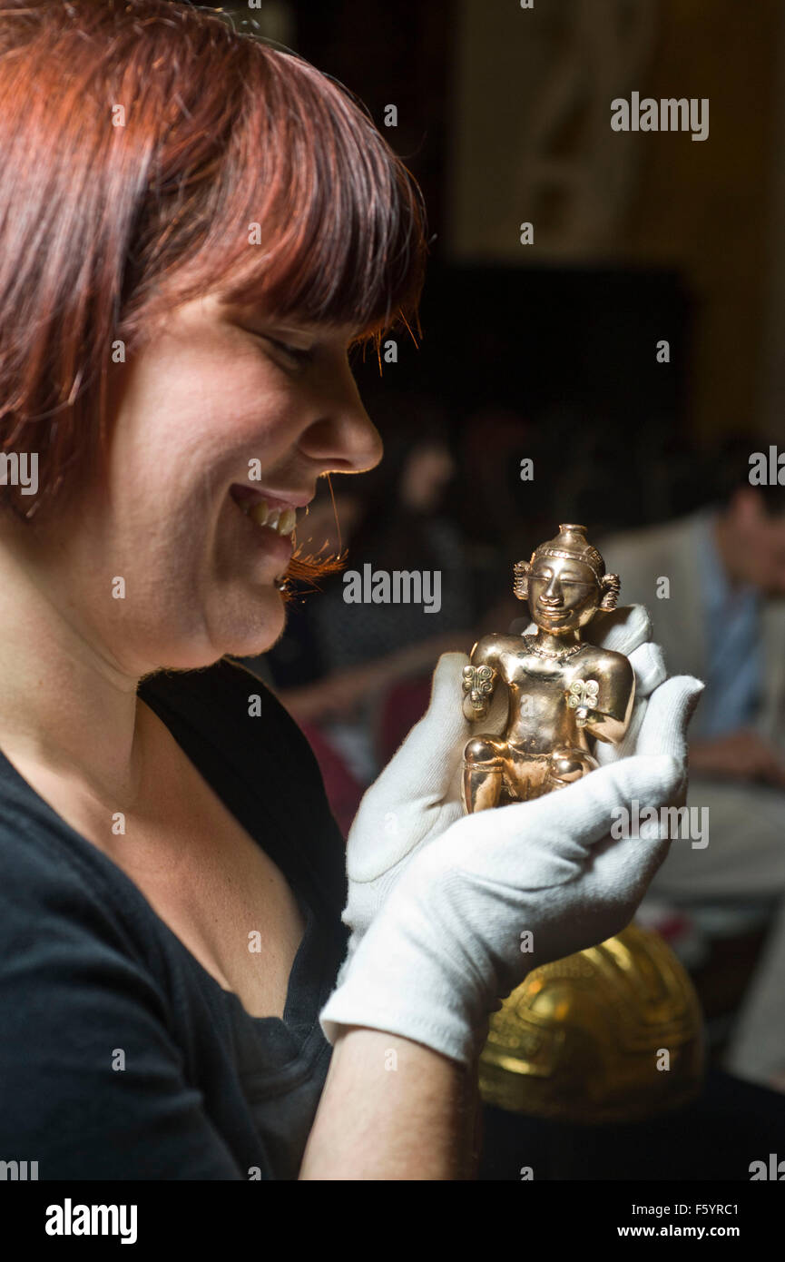 Über El Dorado: Kraft und Gold im alten Kolumbien Herbst zeigen im British Museum. Sitzende weibliche Poporo, Quimbaya, Stockfoto