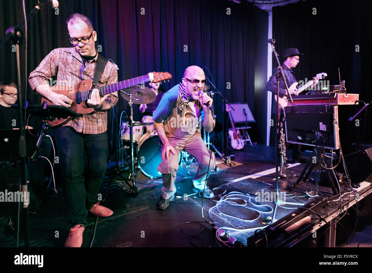 Die Magic Band, unter der Leitung von John "Drumbo" French, live in The Continental, Preston, Lancashire, UK, 7. November 2015. Stockfoto