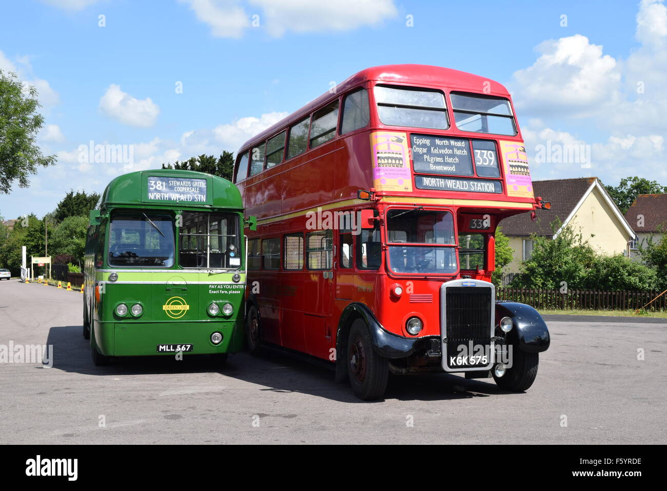 Ein paar der Routemaster-Busse außerhalb der Epping Ongar Railway in Essex Stockfoto