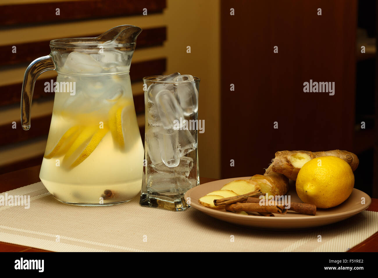 Glas süße Limonade mit Glas und Zutaten Stockfoto
