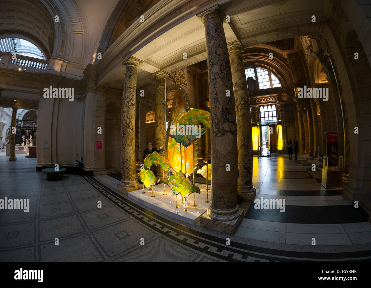 V & A, London, UK. 10. November 2015. Designer Sarthak und Sahil offenbaren ihre neue festliche Lichtinstallation, Kalpataru: The Wishing Tree, in der große Auftritt des V & A. Die Installation feiert die Konzepte und Bräuche der alten hinduistischen Festival von Diwali zugeordnet und ist Teil des V & A Indien Festivals. Bildnachweis: Artsimages/Alamy Live-Nachrichten Stockfoto