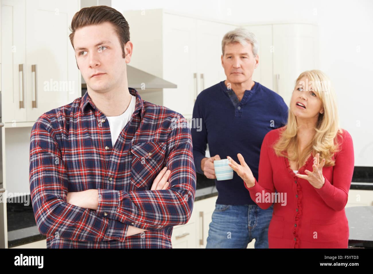 Ältere Eltern frustriert mit erwachsenen Sohn zu Hause wohnen Stockfoto