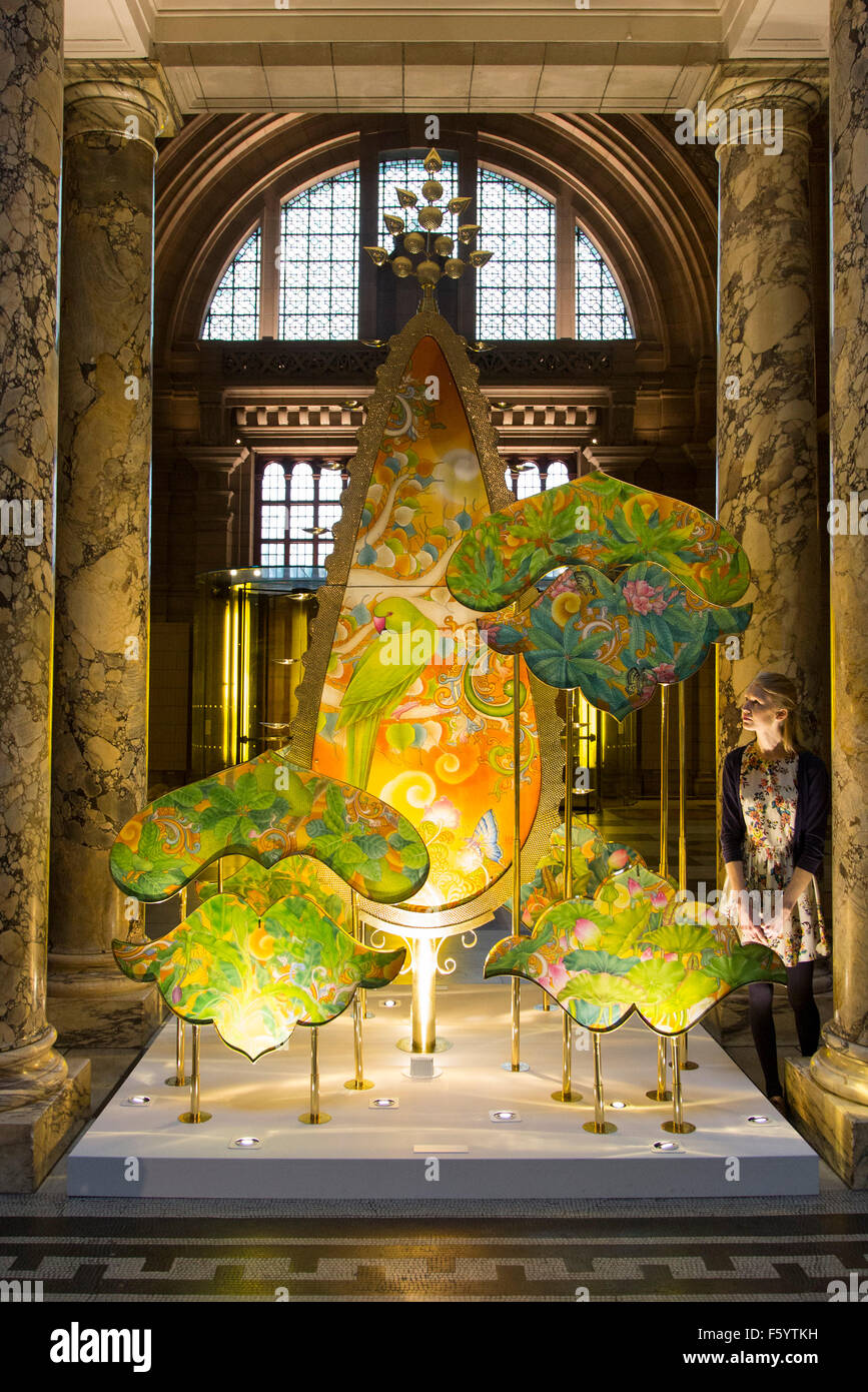 London, UK. 10. November 2015. Neu-Delhi ansässigen Design-Duo Sarthak und Sahil offenbaren ihre neue festliche Lichtinstallation, Kalpataru: The Wishing Tree, in der große Auftritt des V & A. Die Installation feiert die Konzepte und Bräuche der alten hinduistischen Festival von Diwali oder "Festival of Lights" zugeordnet. Die skulpturale Installation wird auf dem Display ab 10. November 2015 bis 6. Januar 2016 sein. Bildnachweis: Lebendige Bilder/Alamy Live-Nachrichten Stockfoto