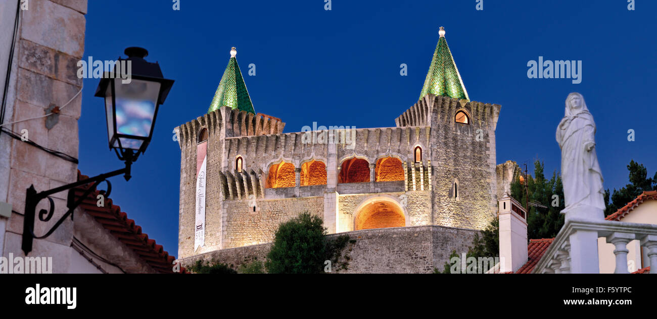 Portugal: Nächtliche Panoramablick auf die mittelalterliche Burg von Porto de Mós Stockfoto