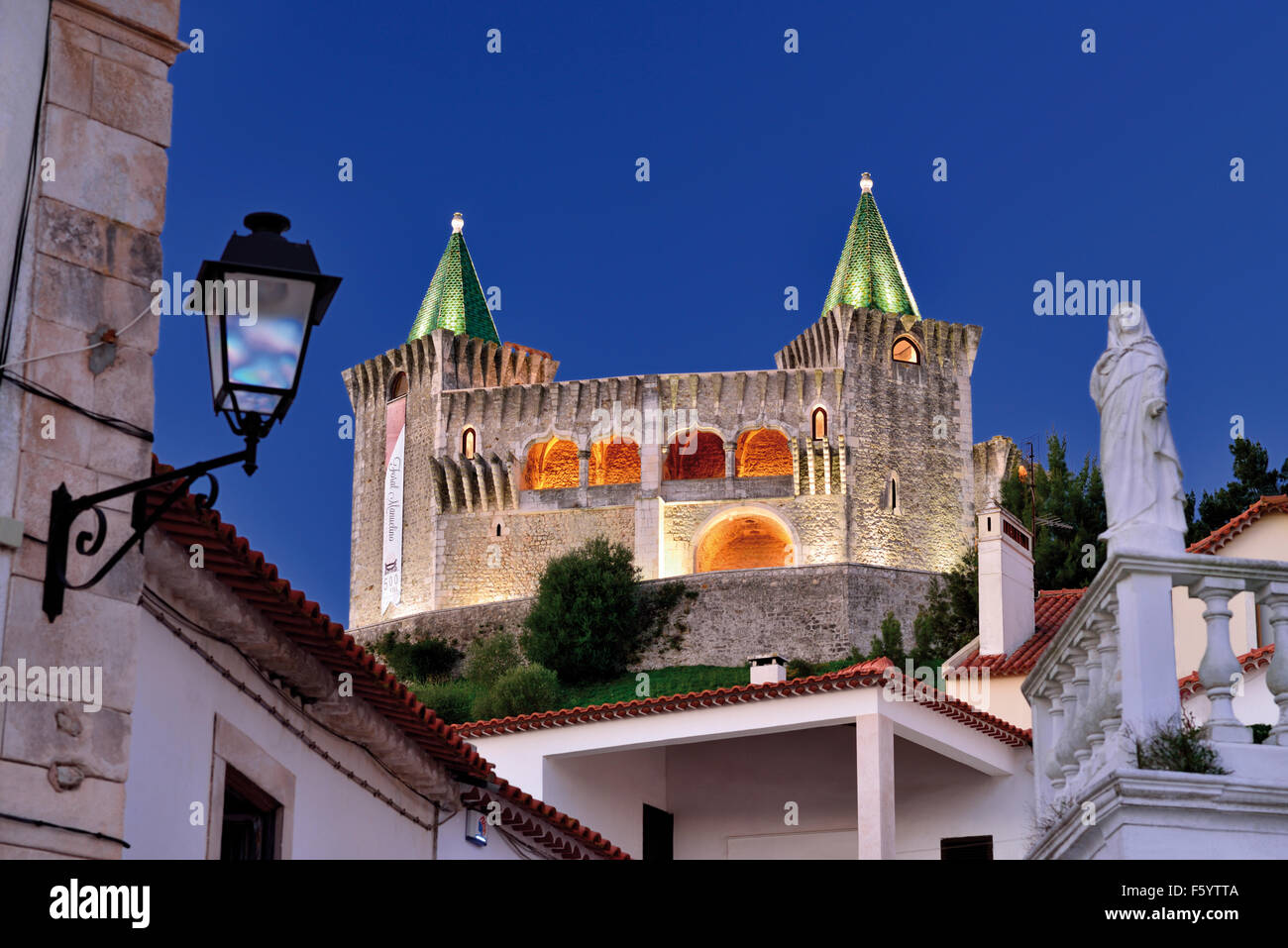 Portugal: Nächtlicher Blick auf die mittelalterliche Burg von Porto de Mós Stockfoto