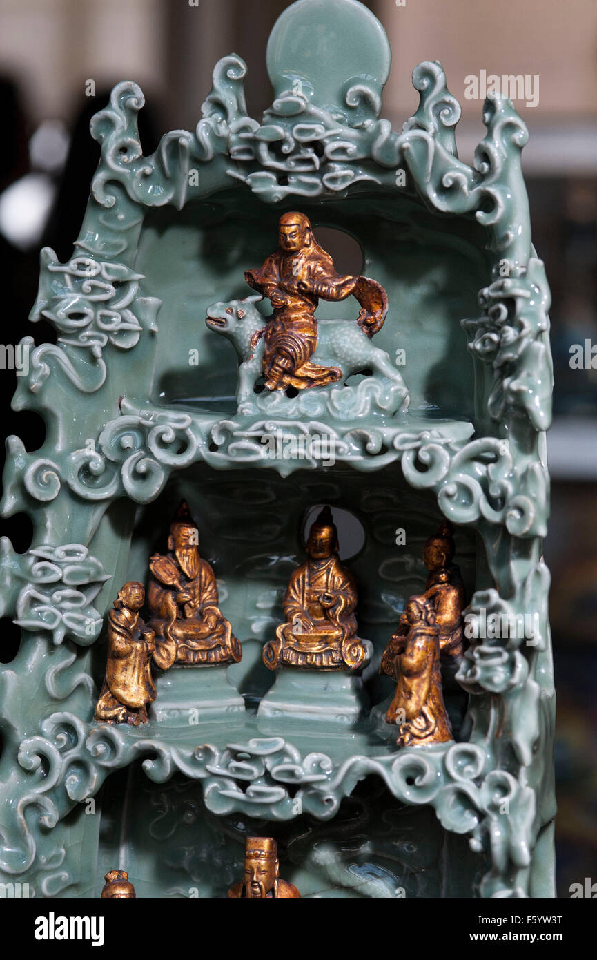 Die Objekte vorgestellt:-geschnitzt von rotem Lack auf Holzkern 1403-24 Features Szenen des kaiserlichen Haushalts 35 cm Durchmesser.  -ein paar gold Kissen endet wahrscheinlich für ein Mitglied der Ming königliche Familie - Longquan Schrein - Steinzeug Seladon Verglasung und Vergoldung Tongle Ära 1406 gemacht. an den Top oberste daoistischen Gott des Donners Fahrten Fabeltier namens eine Qilin mittleren Nische sind die drei reinen diejenigen Götter, der daoistischen Philosophie zu Kapseln. In der Mitte himmlischen Worthys. Im Zentrum befindet sich im umgekehrten Bild sichtbar ist der CW-Wert von Promordial Wesen. In der unteren Grotte sind der Jadekaiser Zentrum Witz Stockfoto