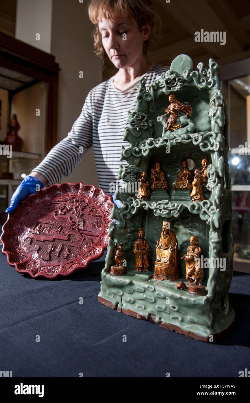 Die Objekte vorgestellt:-geschnitzt von rotem Lack auf Holzkern 1403-24 Features Szenen des kaiserlichen Haushalts 35 cm Durchmesser.  -ein paar gold Kissen endet wahrscheinlich für ein Mitglied der Ming königliche Familie - Longquan Schrein - Steinzeug Seladon Verglasung und Vergoldung Tongle Ära 1406 gemacht. an den Top oberste daoistischen Gott des Donners Fahrten Fabeltier namens eine Qilin mittleren Nische sind die drei reinen diejenigen Götter, der daoistischen Philosophie zu Kapseln. In der Mitte himmlischen Worthys. Im Zentrum befindet sich im umgekehrten Bild sichtbar ist der CW-Wert von Promordial Wesen. In der unteren Grotte sind der Jadekaiser Zentrum Witz Stockfoto