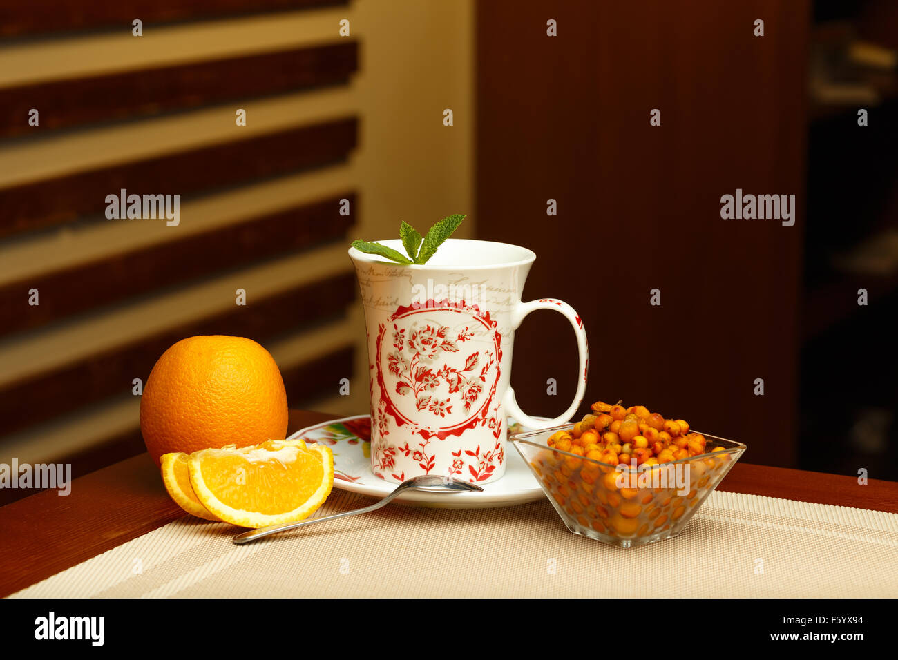 Glas süßer Tee und Zutaten Stockfoto