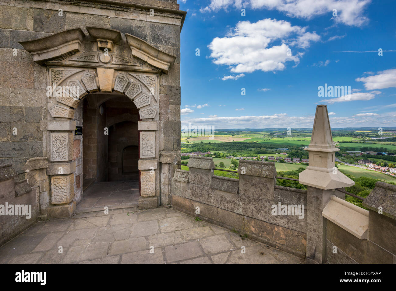 Tor in die "kleine Burg" im Bolsover Castle. Blick über die Mauer in die Natur in Derbyshire. Stockfoto