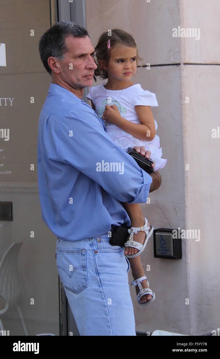 Andrea Bocelli holt seinen 57. Geburtstagskuchen bei Il Pastaio mit seiner Frau Veronica Berti und ihre Tochter Virginia Featuring: Virginia Bocelli Where: Beverly Hills, Kalifornien, USA bei: 22 Sep 2015 Stockfoto